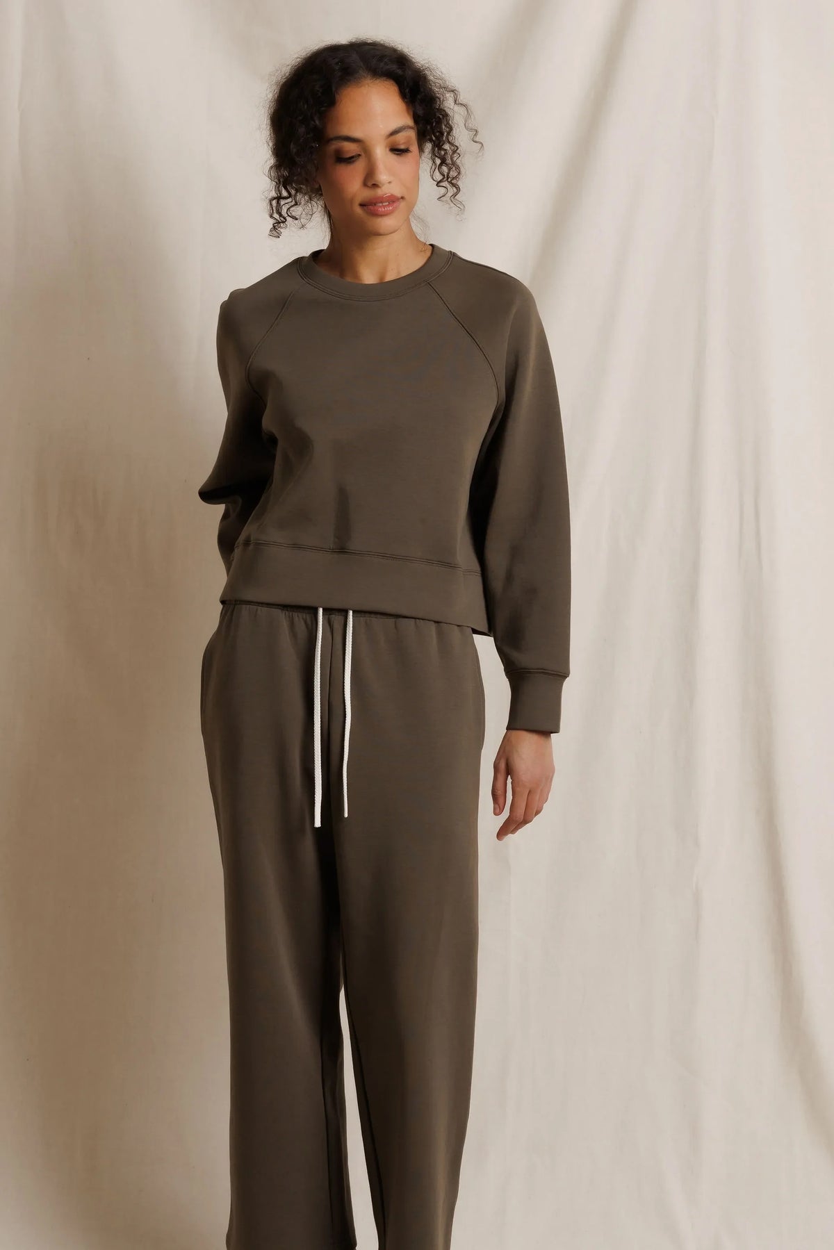 NELL PUREFORM RAGLAN LS SWEATSHIRT