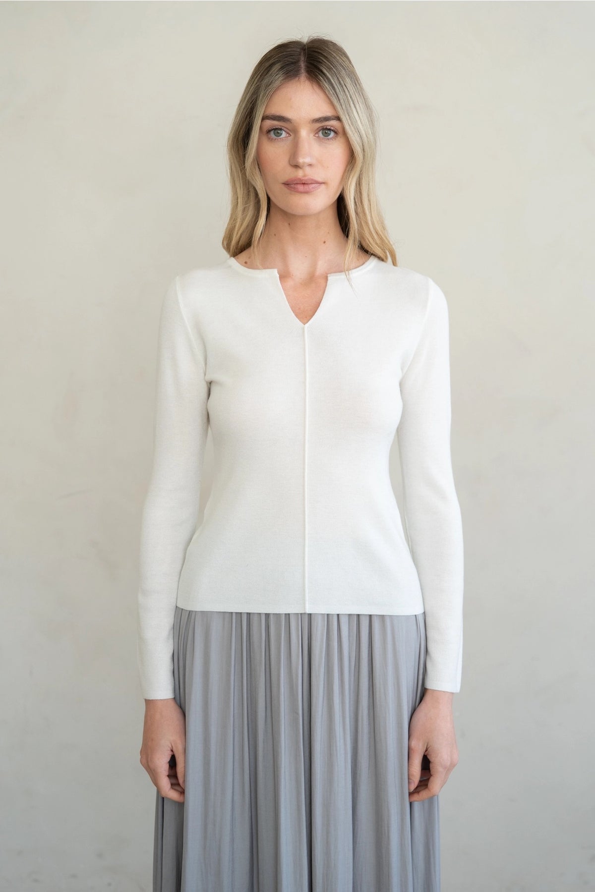 SLIM V-NOTCH KNIT TOP
