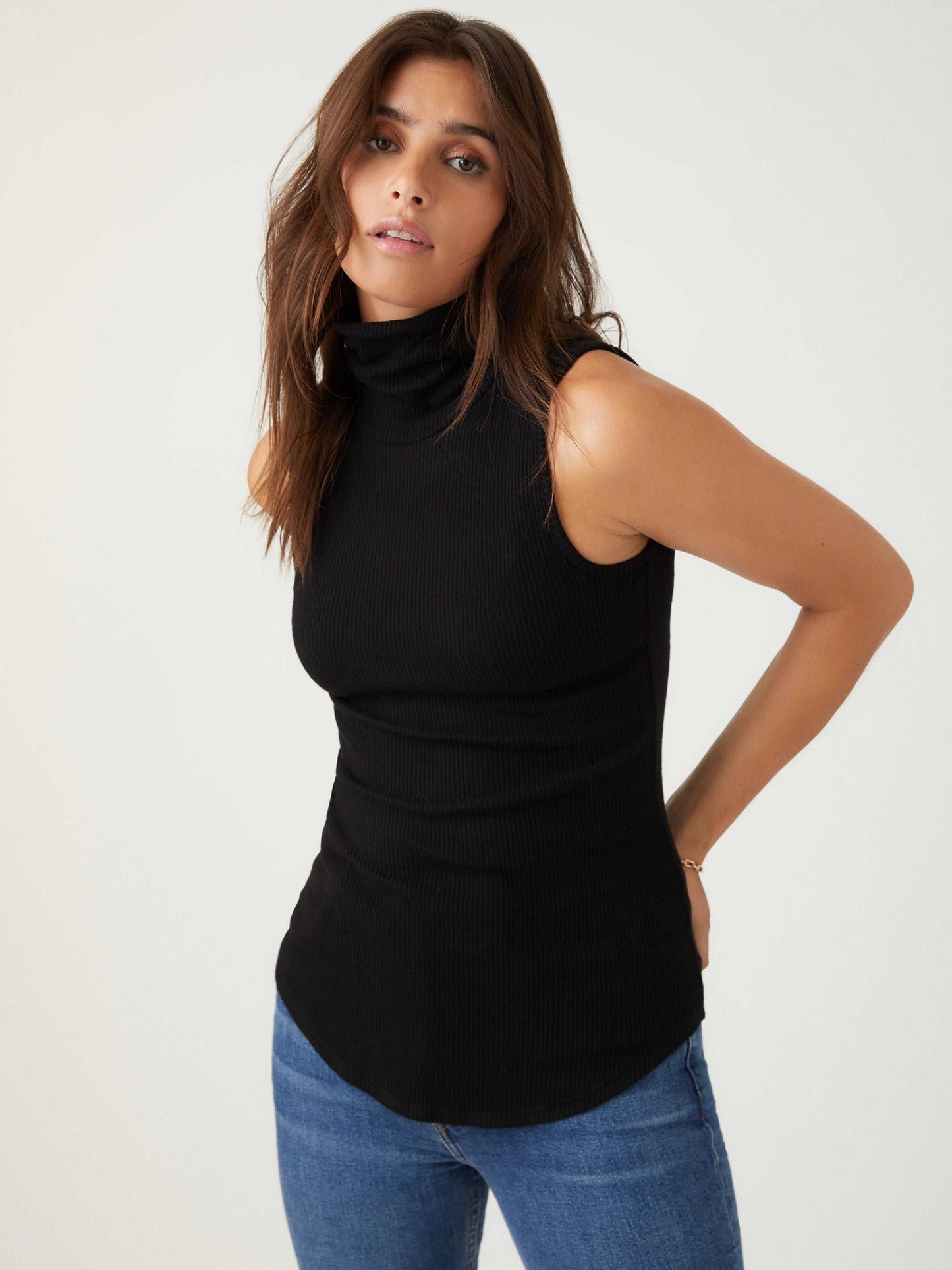 SLEEVELESS TURTLENECK TOP