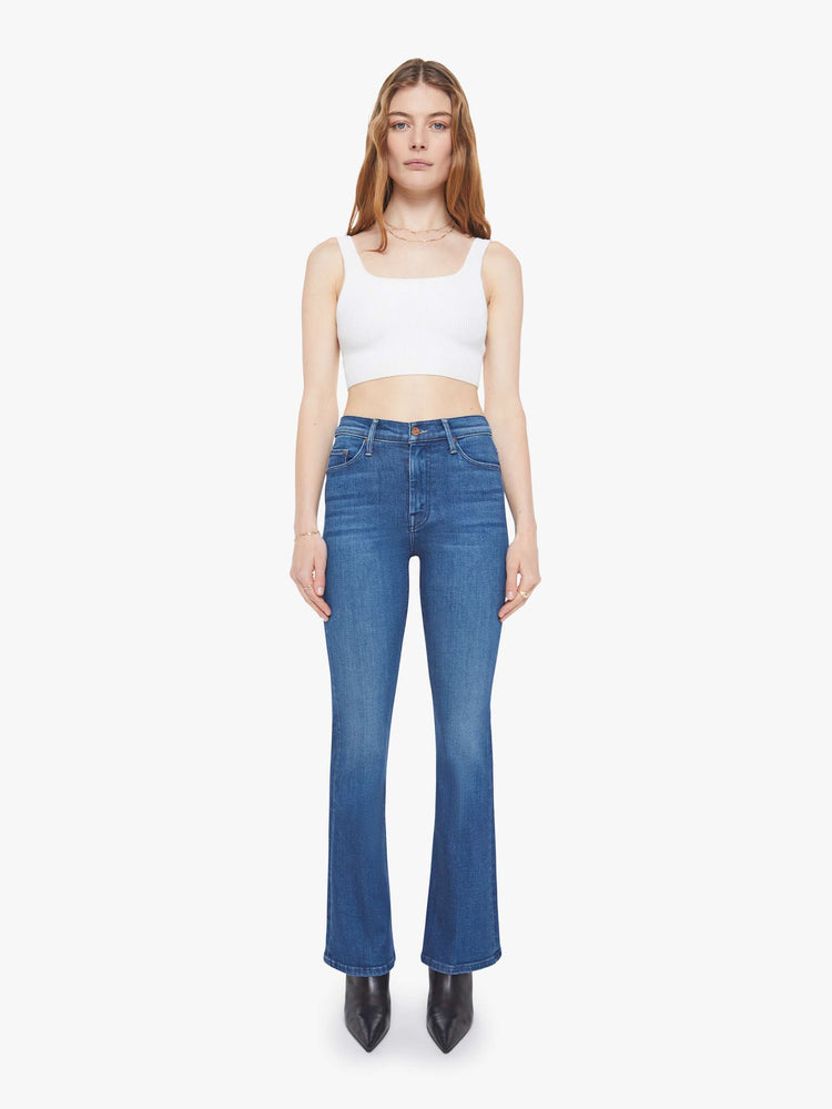 WOMEN IN MOTHER WEEKENDER JEANS IN COLOR NIP IT IN THE BUTT IN FRONT OF A WHITE BACKGROUND