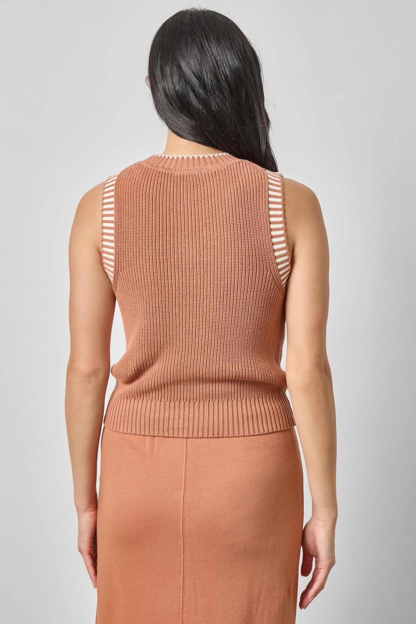 SLEEVELESS CREWNECK SWEATER