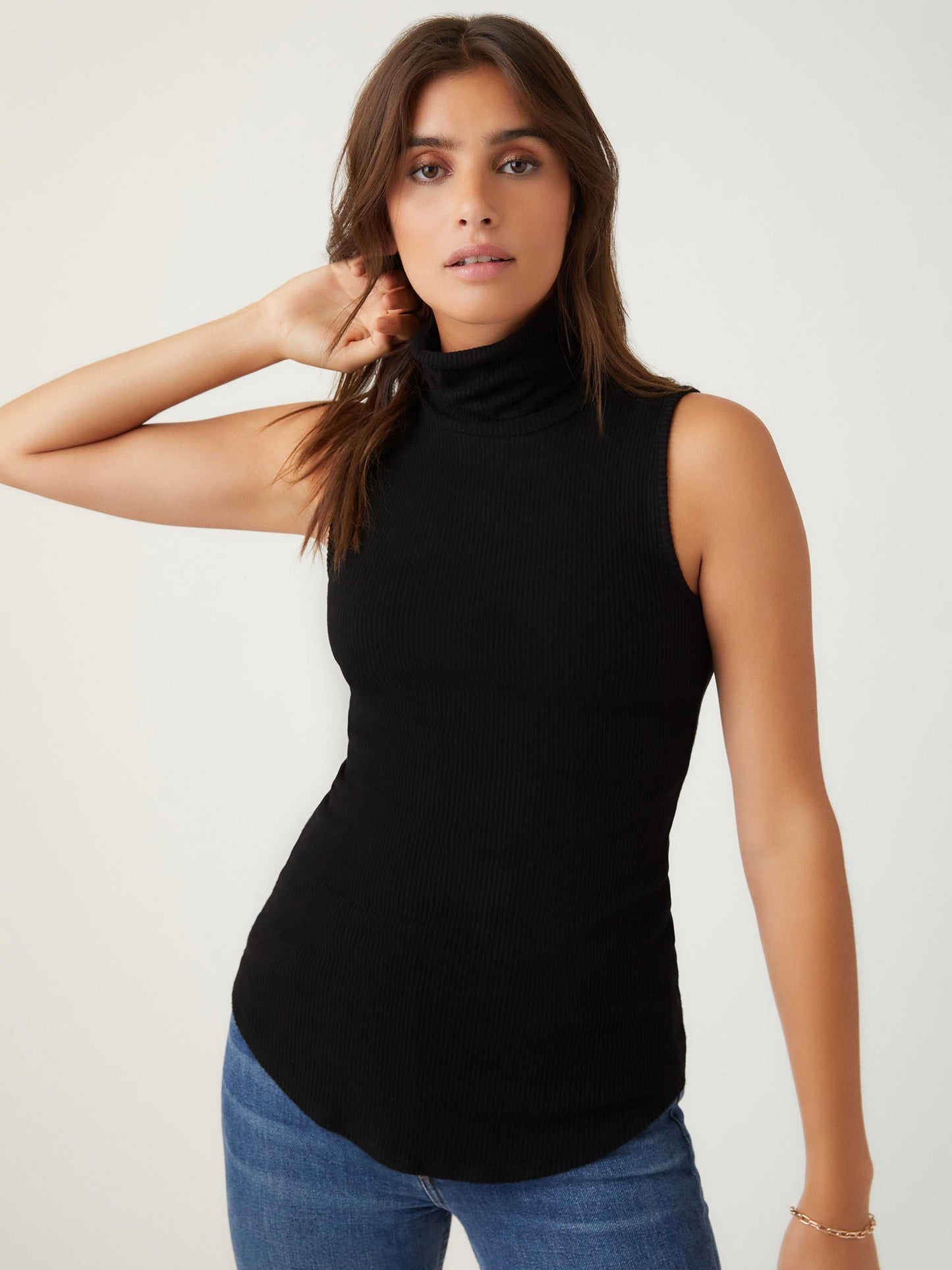 SLEEVELESS TURTLENECK TOP